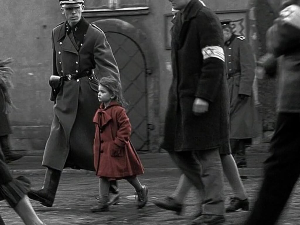 La niña del tapado rojo. De la película La lista de Schindler 